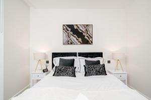 Battersea 2BR Flat - Gym, Balcony, Parking, Great Location - Long Stays Welcome