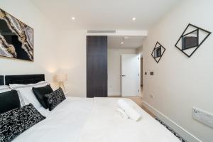 Battersea 2BR Flat - Gym, Balcony, Parking, Great Location - Long Stays Welcome