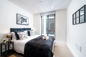 Battersea 2BR Flat - Gym, Balcony, Parking, Great Location - Long Stays Welcome