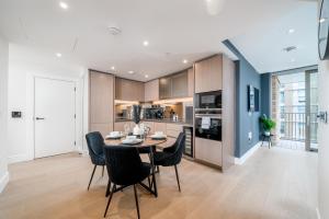 Modern Battersea 2Bed Apartment with Balcony Parking, Long Term Friendly