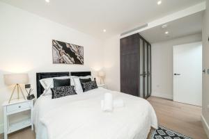 Modern Battersea 2Bed Apartment with Balcony Parking, Long Term Friendly