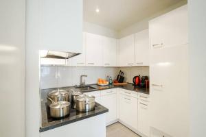 2 room suite pedestrian area
