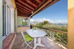 Vue mer, à 400 m de la plage et du port, clim, Wifi