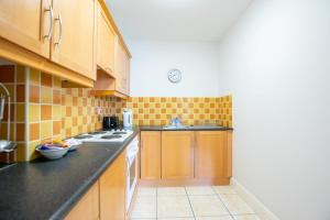 131 - Spacious 2 Bed Apt with Parking