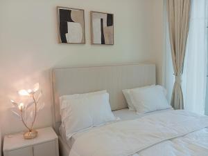 Bespoke Holiday Homes - 1BR Apartment with Creek View in Al Jaddaf