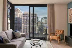 Two-Bedroom Apartment with Queen and Double Bed room in Sonder — Britain Quay