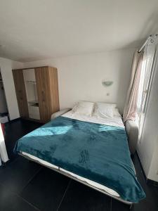 Cozy studio very close to train station