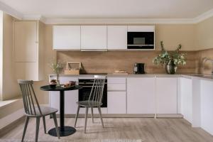 Studio Apartment with Double Bed room in Sonder — Royal Garden Apartments