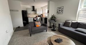 Business & Family-Friendly 2BR Racecourse Park 5min to Town & Hospital Parking WiFi