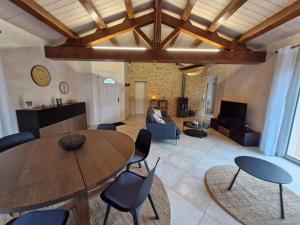 Maison piscine chauffée joli jardin paysagé