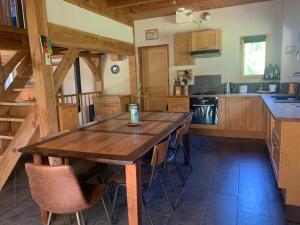 Villas Jolie maison en bois avec piscine : photos des chambres
