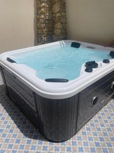 Zimmer mit Kingsize-Bett und Whirlpool