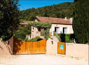 Mas Provençal 8 pers climatisé, 3 chambres avec salles de bains, piscine privée