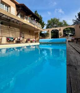Mas Provençal 8 pers climatisé, 3 chambres avec salles de bains, piscine privée