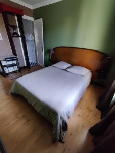 Hotels Hotel Saint - Pierre : photos des chambres