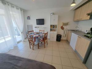 Appartement avec Terrasse, Accès Direct Plage et Piscine à Marseillan - FR-1-326-762