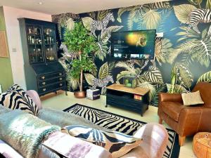Savannah Lodge - Stylish Coastal Escape - Free Parking - WiFi