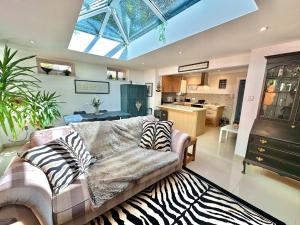 Savannah Lodge - Stylish Coastal Escape - Free Parking - WiFi
