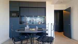 Appartements Appartement avec piscine Bleu du Lac : photos des chambres