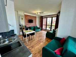 Lakeside Promenade View Studios by BookingHost