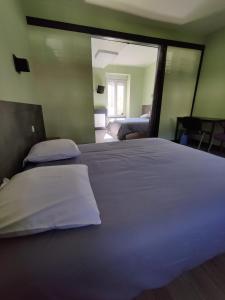 Hotels Hotel Saint - Pierre : photos des chambres