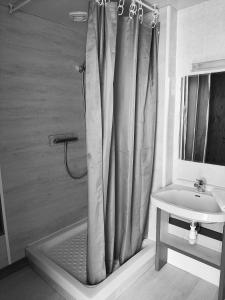 Hotels Hotel Saint - Pierre : photos des chambres