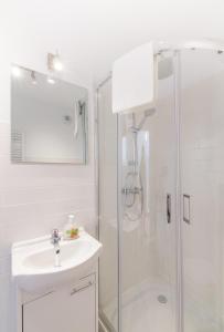 Yellow Apartment z Tarasem