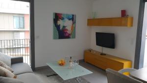 Modern Top-Floor Apartment with Terrace, AC & Free Private Secured Parking