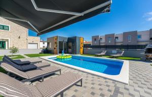 Lovely Home In Privlaka