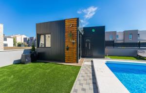 Lovely Home In Privlaka