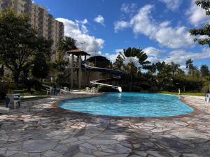 Flat com Piscinas Termais e Área de Lazer Completa