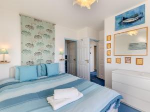 4 Bed in Aberdovey DY013
