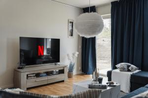 Guestly Homes - Stylish 3BR Stay in Peaceful Surroundings