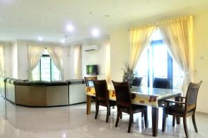 Kulim LakeView Homestay at Golf Resort