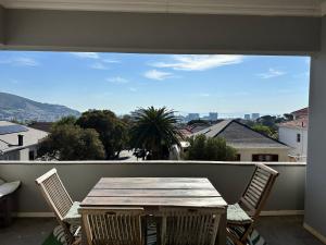 Above Cape Town Ocean Views and Quiet Nights