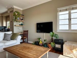 Above Cape Town Ocean Views and Quiet Nights