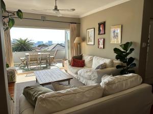 Above Cape Town Ocean Views and Quiet Nights