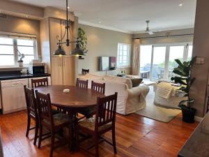 Above Cape Town Ocean Views and Quiet Nights