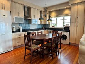 Above Cape Town Ocean Views and Quiet Nights