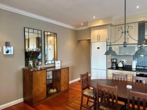 Above Cape Town Ocean Views and Quiet Nights