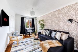 Shenley House - Excellent Location - Driveway Parking, Self-Check-In, TVs in Bedrooms and Fast Wifi by Yoko Property