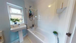 2 double bed with cozy garden & off-road parking