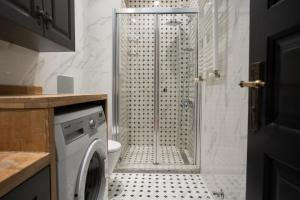 Designed 2BR Rooftop Duplex with Private Terrace