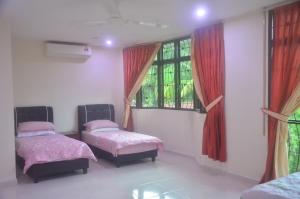 Kulim LakeView Homestay at Golf Resort
