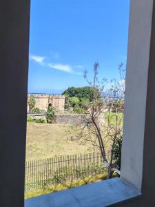 Zimmer mit Kingsize-Bett und Balkon