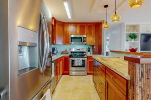 Pualani Island Getaway - Main House- 30-night minimum