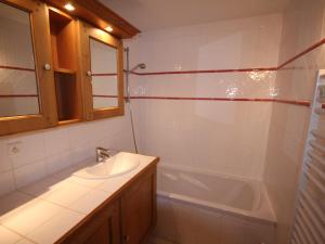 Magnifique T4 Mezzanine avec Parking et Animaux Acceptés - FR-1-293-64