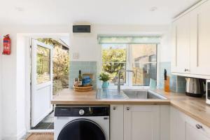 Pass the Keys Cosy Cottage 17th century Garden Parking