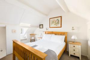 Pass the Keys Cosy Cottage 17th century Garden Parking