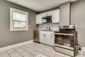 2 Mi to Mass Ave Convenient Townhome with Yard!